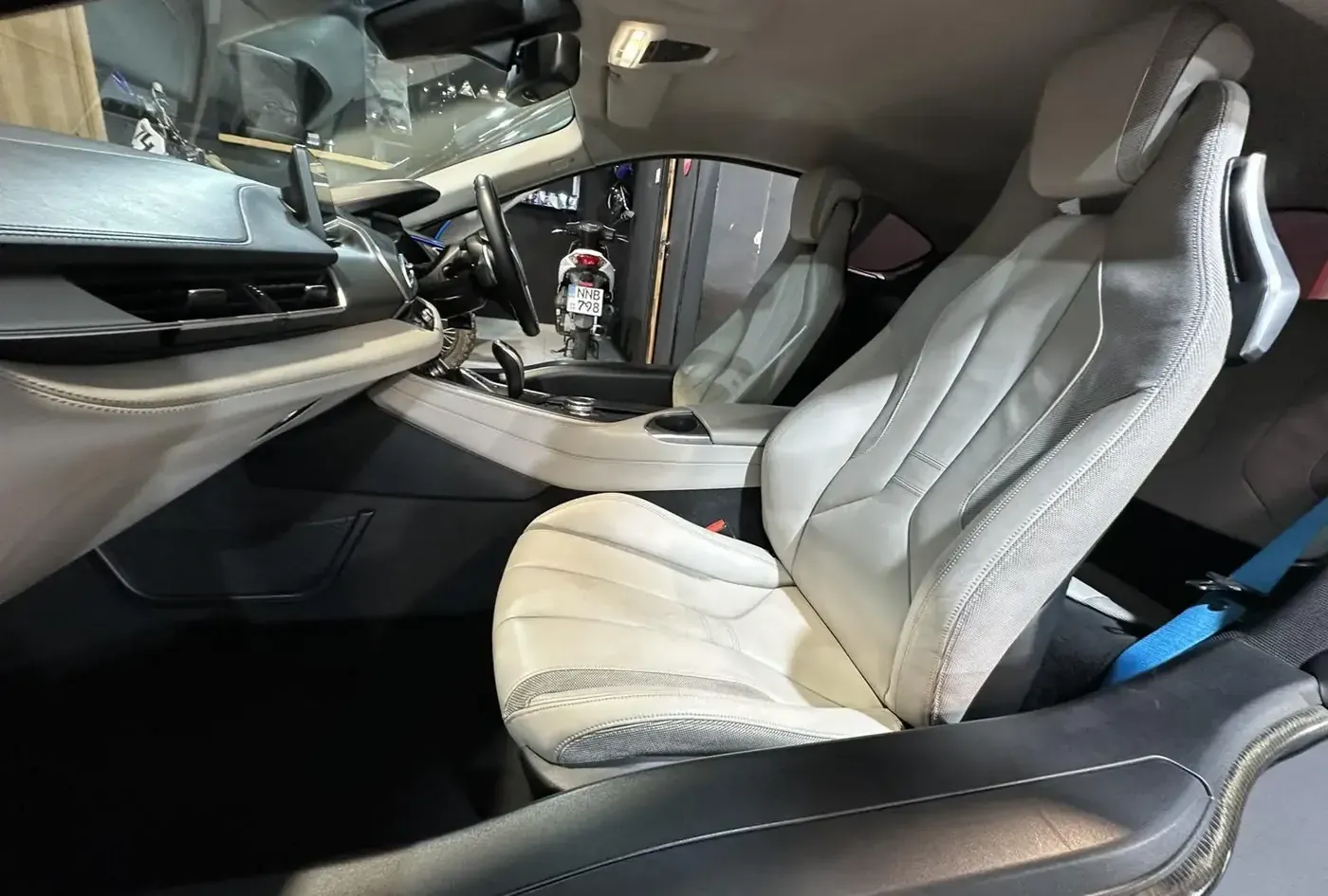 2015 BMW i8 — photo 5