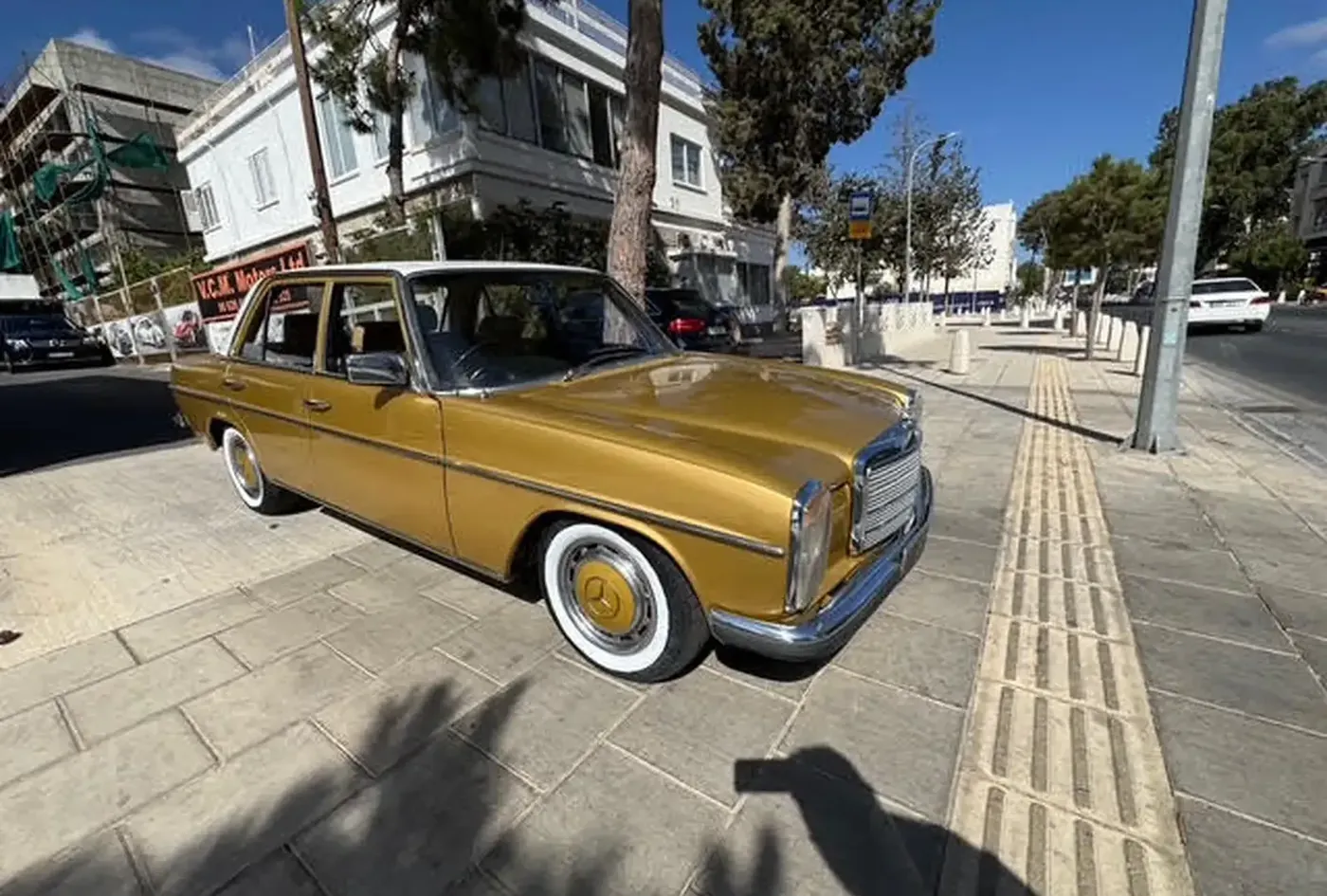1975 Mercedes-Benz 200 Classic — photo 1