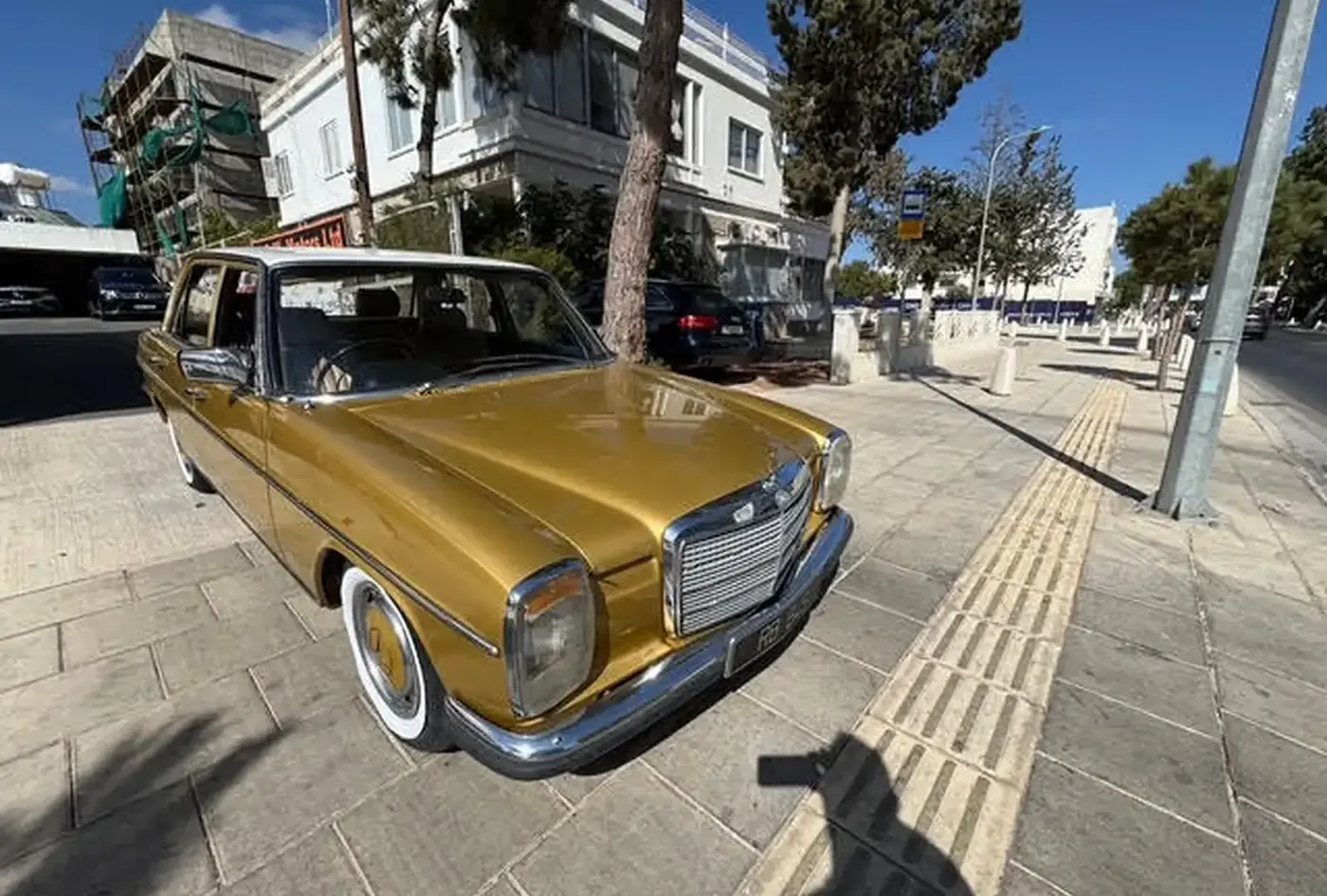 1975 Mercedes-Benz 200 Classic — photo 2