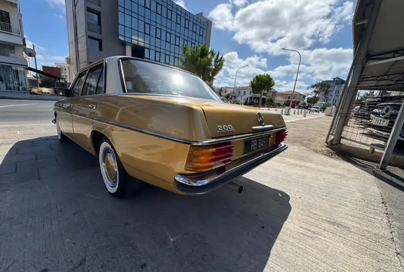 1975 Mercedes-Benz 200 Classic — photo 4