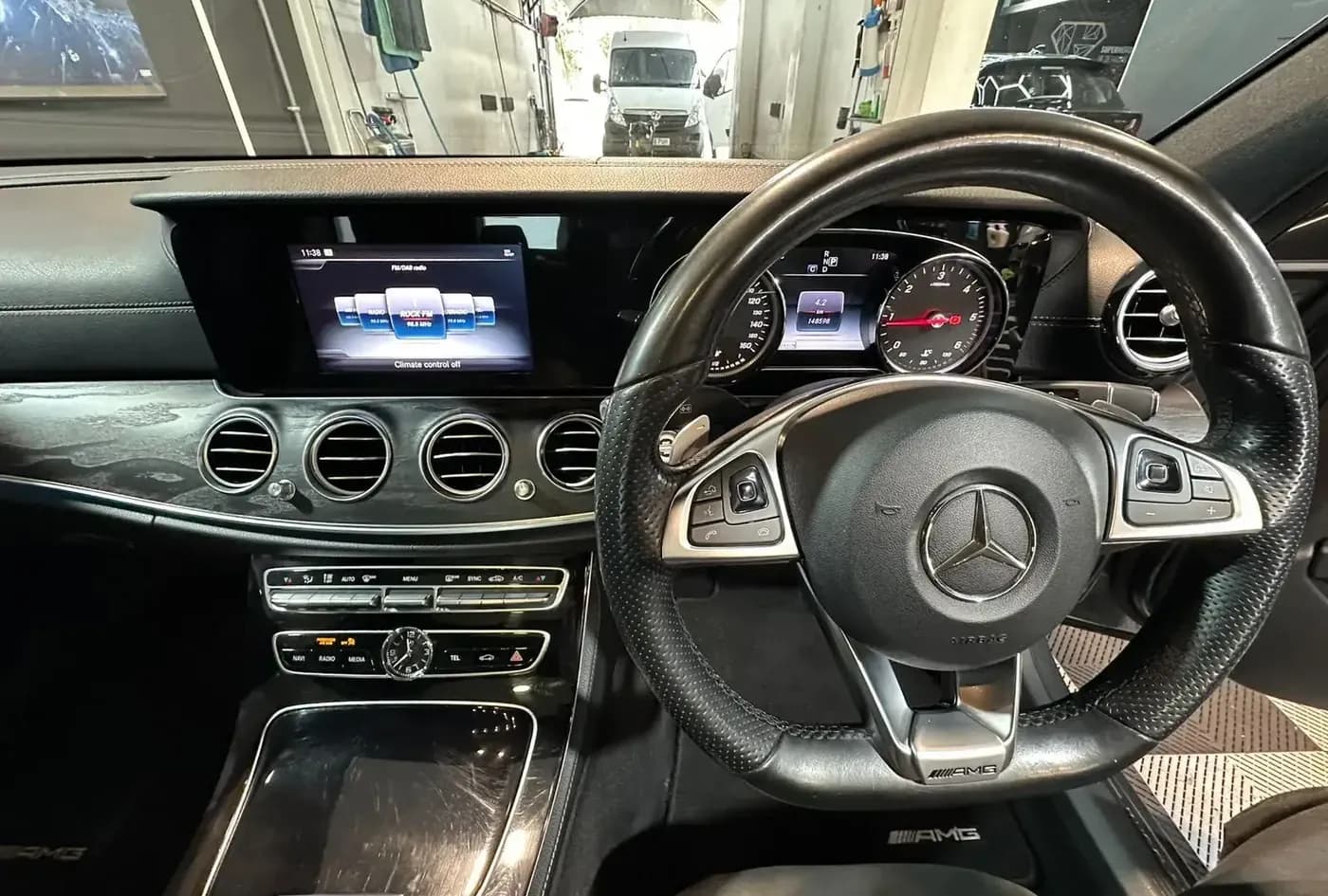 2016 Mercedes-Benz E-Class — photo 14