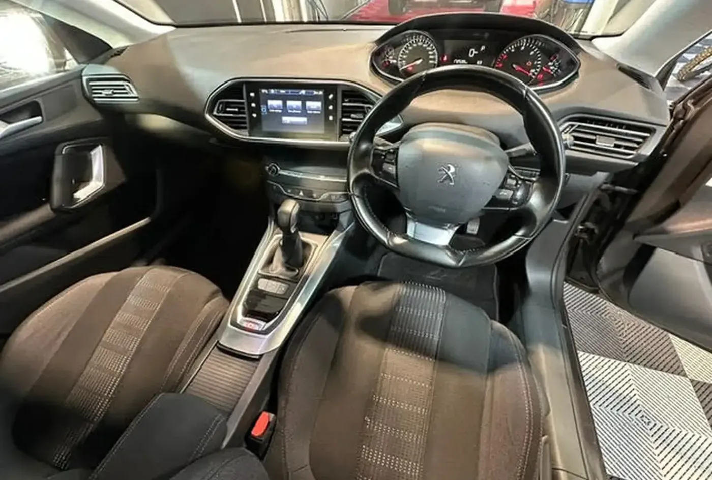 2016 Peugeot 308 — photo 4