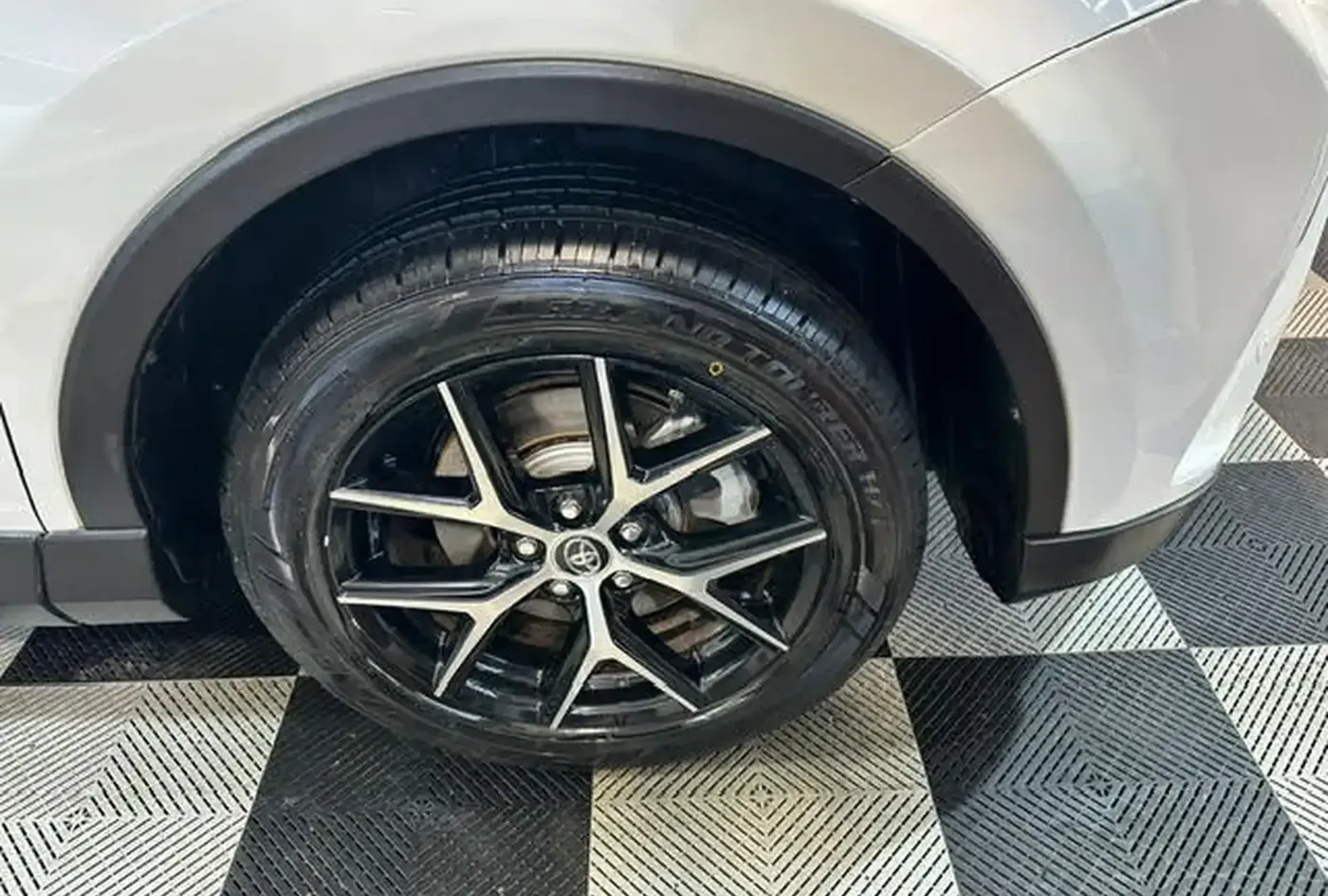 2018 Toyota RAV4 — photo 10
