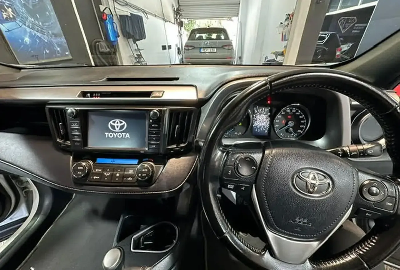 2018 Toyota RAV4 — photo 12